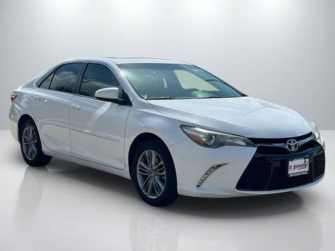Used 2017 Toyota Camry SE image 3