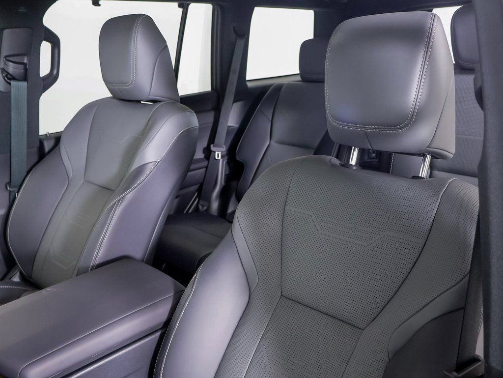 Used 2025 Lexus GX 550 w/ Accessory Package (2T) AWD/4WD image 12