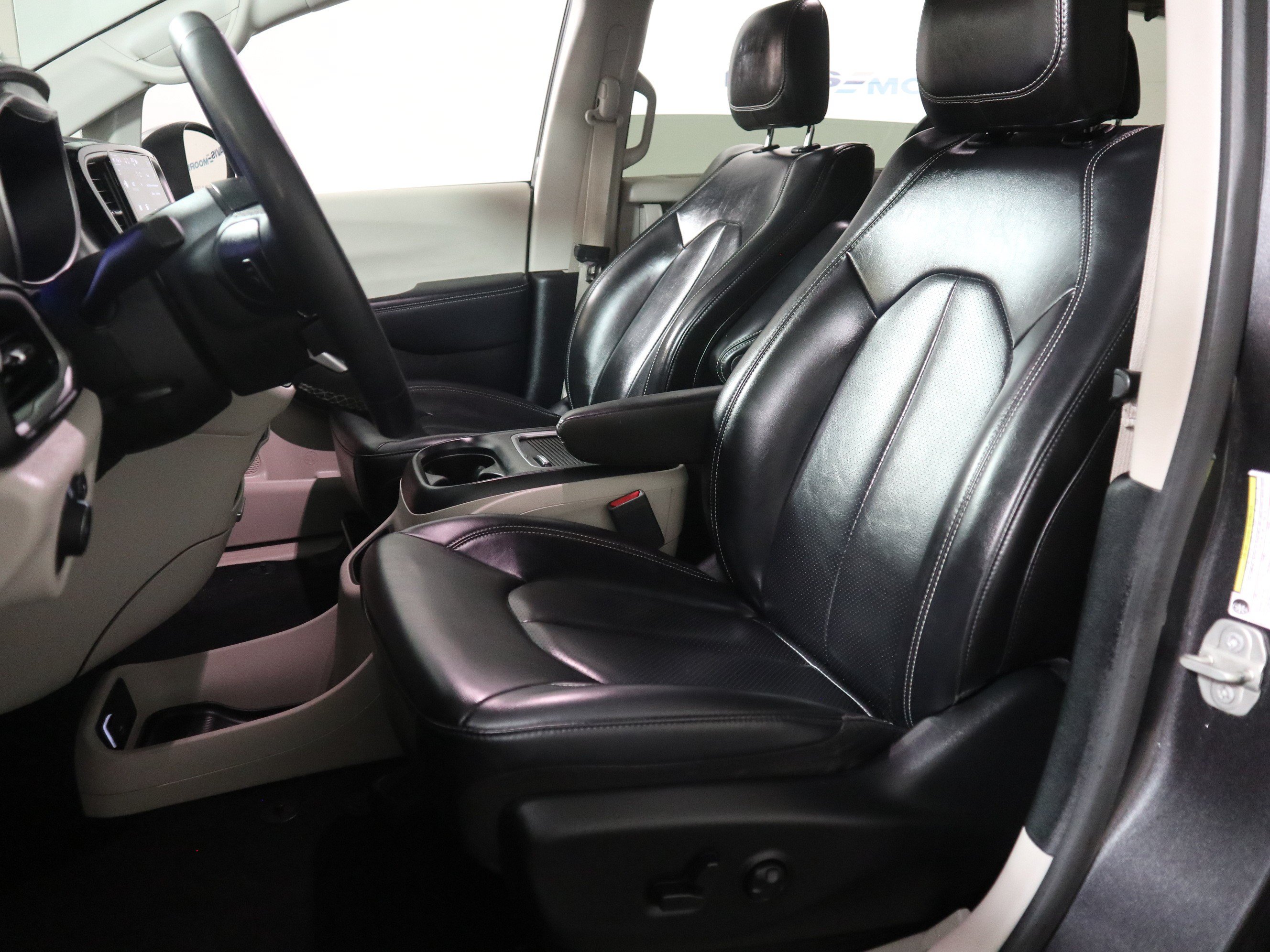 Used 2023 Chrysler Pacifica Touring-L FWD image 22