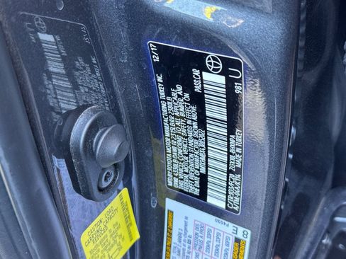 Used 2018 Toyota C-HR XLE FWD image 28