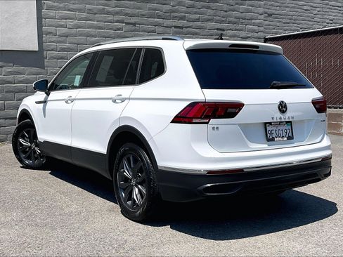 Certified 2022 Volkswagen Tiguan SE w/ Panoramic Sunroof Package AWD/4WD image 10