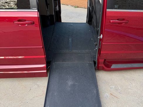 Used 2014 Dodge Grand Caravan SXT image 19