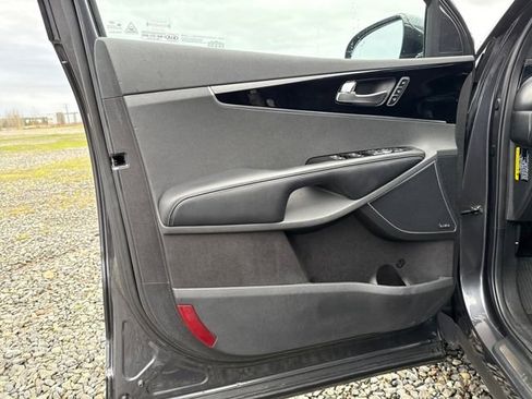 Used 2018 Kia Sorento SX image 16