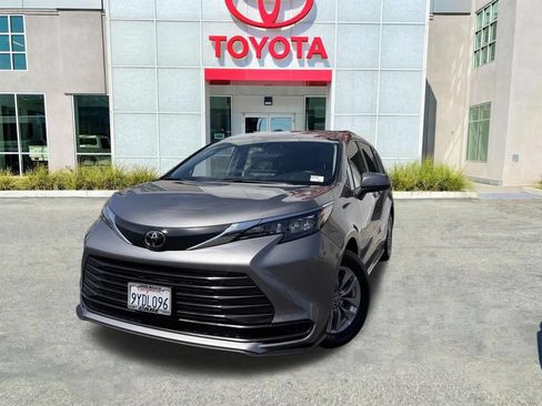 Used 2026 Toyota Sienna LE AWD/4WD image 4