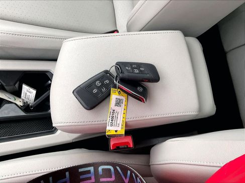 Used 2022 Volkswagen Tiguan SE image 29