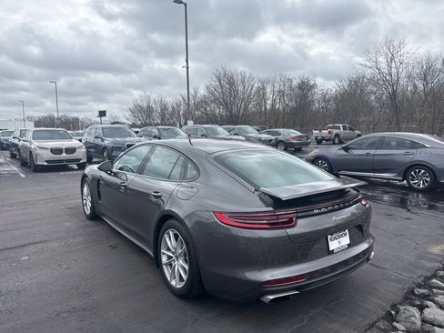 Used 2018 Porsche Panamera 4 image 3