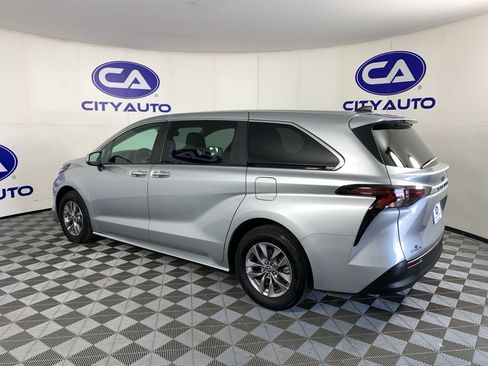 Used 2023 Toyota Sienna XLE FWD image 5