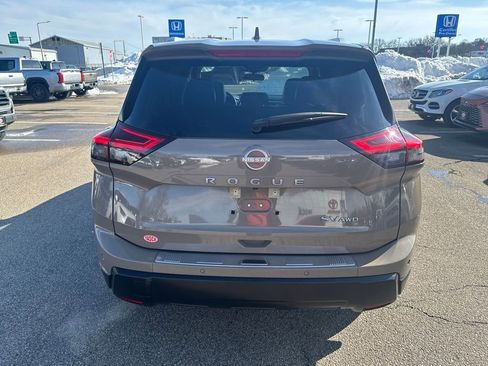 Used 2024 Nissan Rogue SV w/ SV Premium Package image 8