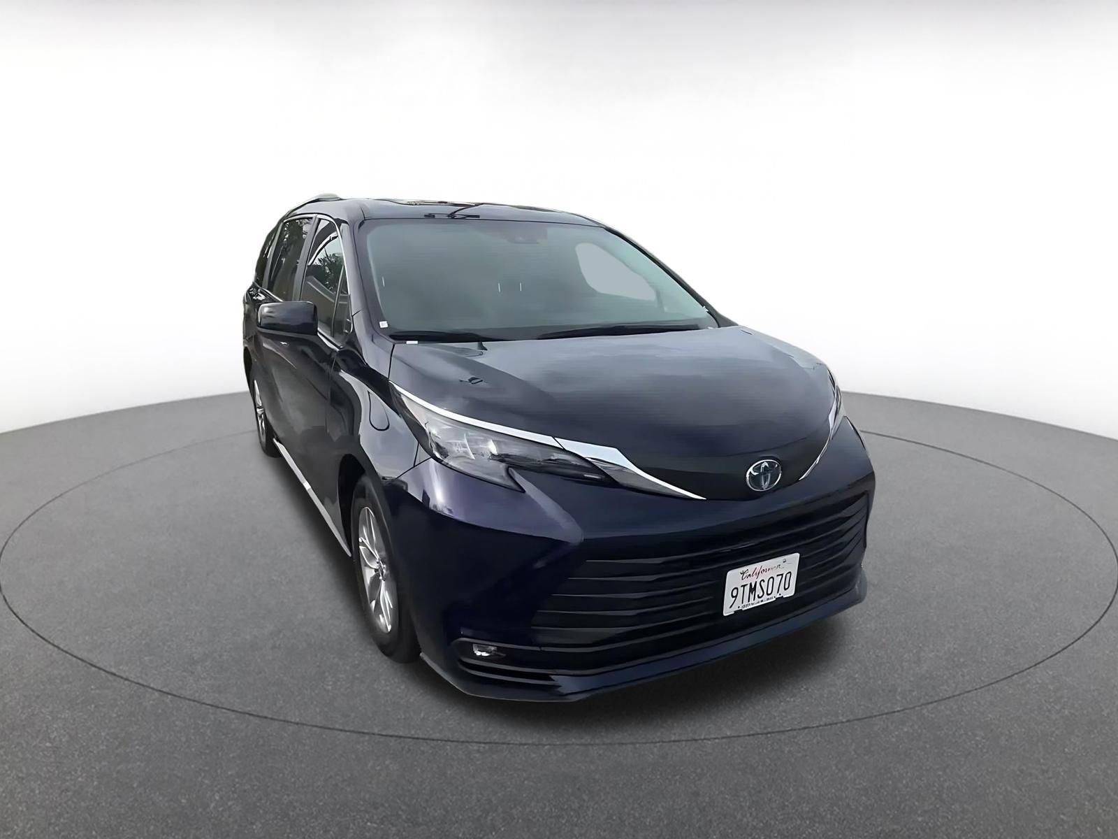 Used 2025 Toyota Sienna XLE FWD image 3