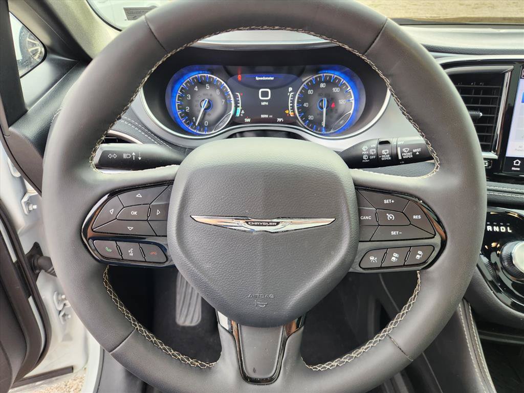 Used 2025 Chrysler Pacifica Limited FWD image 22