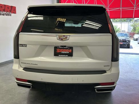 Used 2023 Cadillac Escalade Premium Luxury AWD/4WD image 4