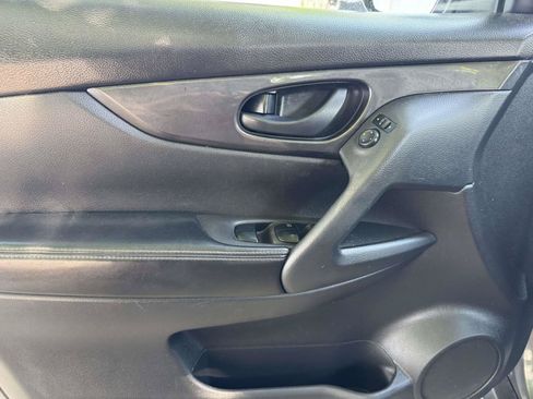 Used 2020 Nissan Rogue S FWD image 12