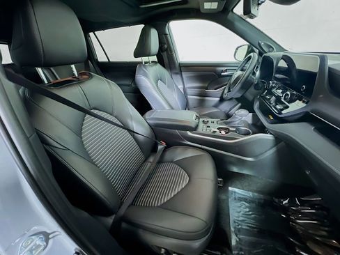 Certified 2025 Toyota Highlander XSE image 27