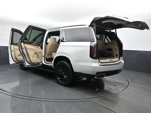 Used 2024 Cadillac Escalade Premium Luxury AWD/4WD image 29