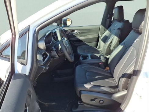 New 2026 Chrysler Pacifica Select FWD image 23