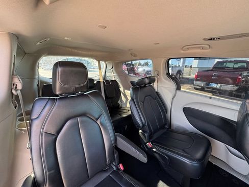 Used 2023 Chrysler Pacifica Touring-L FWD image 10