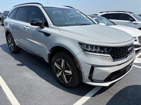 Used 2023 Kia Sorento EX FWD image 2