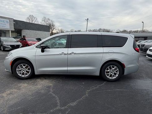 Used 2024 Chrysler Pacifica Touring-L image 2