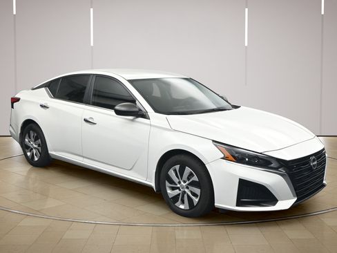 Certified 2024 Nissan Altima 2.5 S FWD image 1