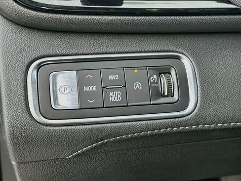 Used 2025 Buick Enclave Preferred AWD/4WD image 17