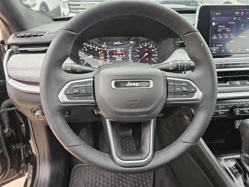 Used 2025 Jeep Compass Latitude w/ Sun & Sound Group AWD/4WD image 18