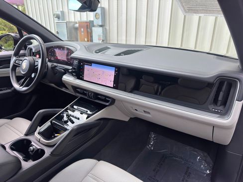 Used 2024 Porsche Cayenne AWD/4WD image 15