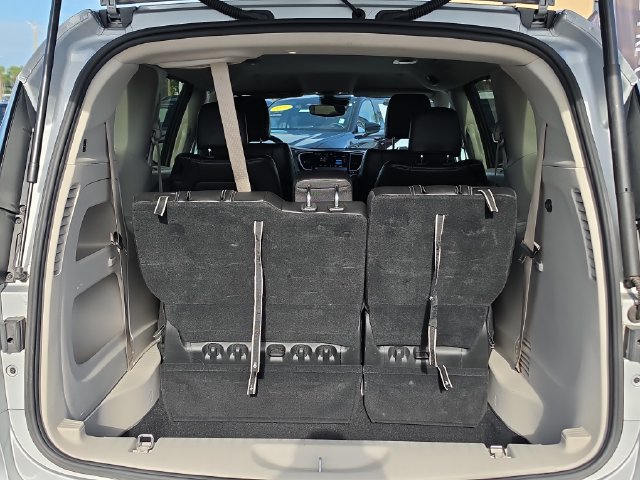 Used 2024 Chrysler Pacifica Touring-L FWD image 6