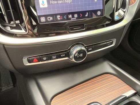 Used 2025 Volvo V60 B5 Cross Country Plus image 21