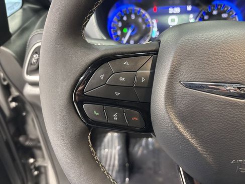 Used 2025 Chrysler Pacifica Limited image 15