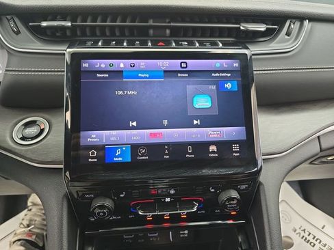 Used 2024 Jeep Grand Cherokee Limited image 30