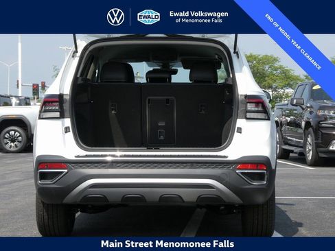 Certified 2025 Volkswagen Taos SE FWD image 26