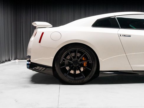 Used 2020 Nissan GT-R Premium image 31