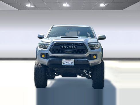 Used 2019 Toyota Tacoma TRD Off-Road w/ Technology Package AWD/4WD image 5