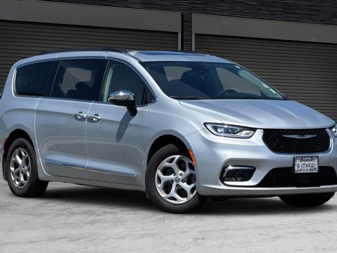 Used 2023 Chrysler Pacifica Limited w/ Uconnect Theater Family Group AWD/4WD image 2