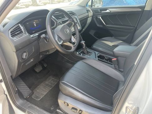 Used 2024 Volkswagen Tiguan SE w/ Panoramic Sunroof Package FWD image 8