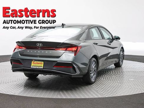 Used 2024 Hyundai Elantra SEL FWD image 5