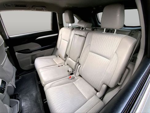 Used 2017 Toyota Highlander Plus FWD image 20