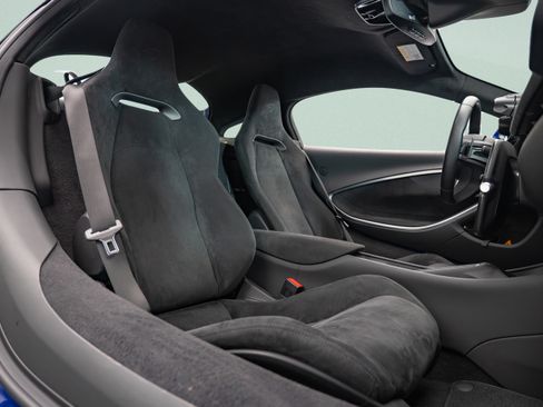 Used 2024 McLaren Artura RWD image 10