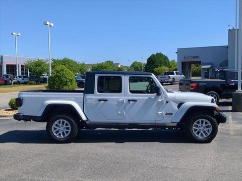 Certified 2023 Jeep Gladiator Sport AWD/4WD image 2