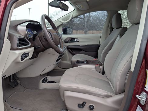 Used 2017 Chrysler Pacifica Touring Plus w/ Security Group image 10