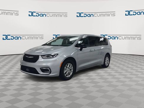 New 2026 Chrysler Pacifica Select FWD image 4