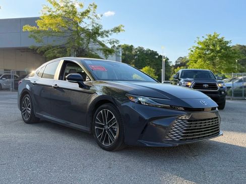 Used 2025 Toyota Camry XLE FWD image 4