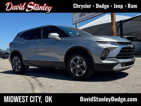 Used 2025 Chevrolet Blazer LT FWD image 1