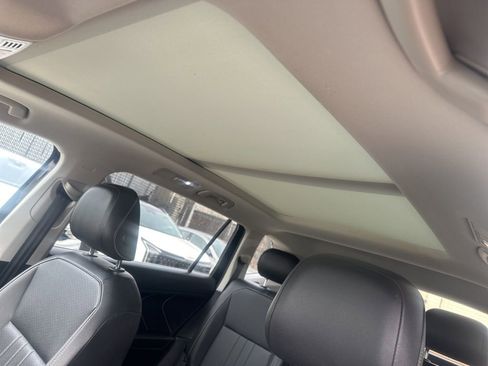 Used 2022 Volkswagen Tiguan SE w/ Panoramic Sunroof Package AWD/4WD image 15