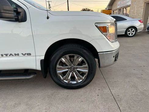 Used 2019 Nissan Titan SV w/ SV Convenience Package AWD/4WD image 7