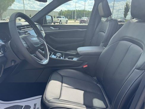 New 2025 Jeep Grand Cherokee Limited w/ Luxury Tech Group II image 9