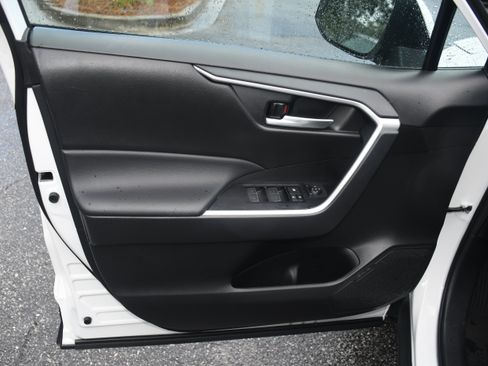 Used 2024 Toyota RAV4 XLE w/ Convenience Package FWD image 10