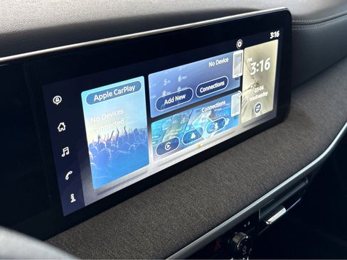 Used 2025 Nissan Kicks SV image 9