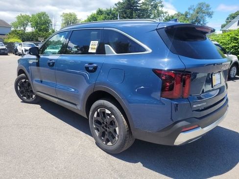 Certified 2025 Kia Sorento S AWD/4WD image 3