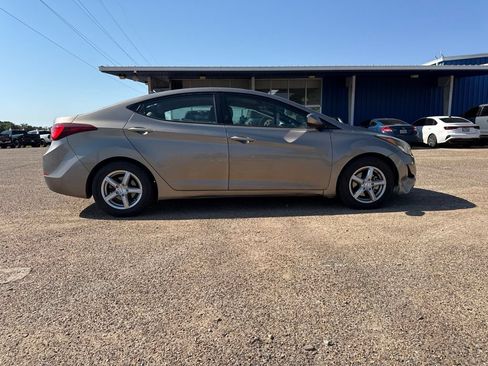 Used 2015 Hyundai Elantra SE FWD image 13